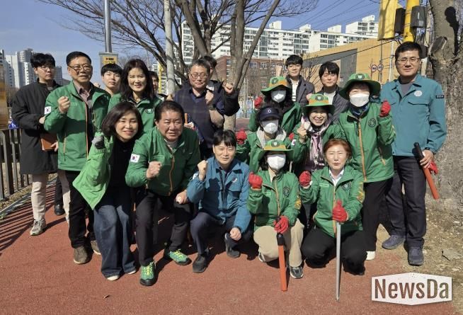 허남석 부시장(맨 앞줄 가운데)이 13일 성포동 일원에서 시 관계자 및 안산시자율방재단과 함께 빗물받이를 점검하고 기념촬영을 하고 있다.