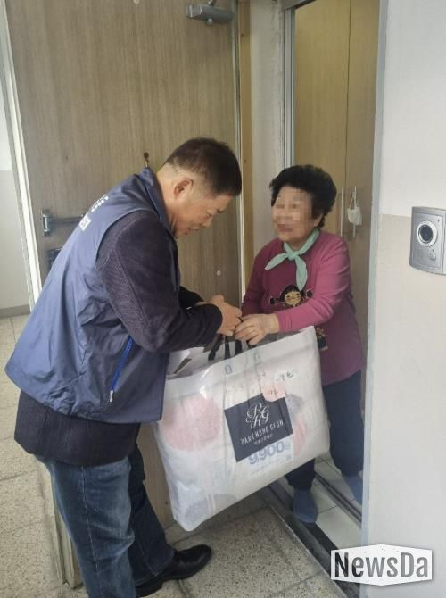 의왕시 부곡동지역사회보장협의체, 저소득 취약계층 대상 ‘포근포근, 행복더함’ 이불·외투 세탁 지원