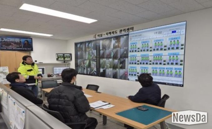 효행구청 관계자들이 지하차도 관제센터에서 도로시설물 운영 상황을 점검하고 있다.