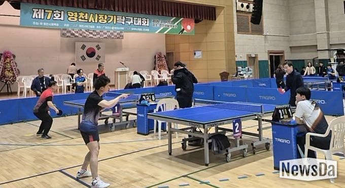 생활체육관에서 진행된 제7회 영천시장기 탁구대회에서 탁구 동호인들의 열띤 경기가 펼쳐지고 있다.