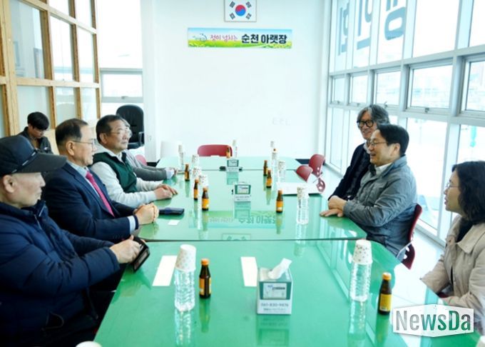 강기정 광주광역시장이 16일 순천 아랫장을 방문해 상인들과 광주전남 행정통합 비전을 공유하고 지역 상권에 미칠 영향과 기대효과, 개선사항 등에 대한 의견을 나누고 있다. /광주광역시 제공