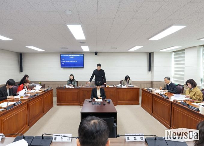 16일 의회 제4상임위원회 회의실에서 열린 ‘제301회 임시회 폐회 중 의회운영위원회’의 모습. 의회는 이 회의에서 제302회 임시회 의사일정과 부의안건을 협의했다.