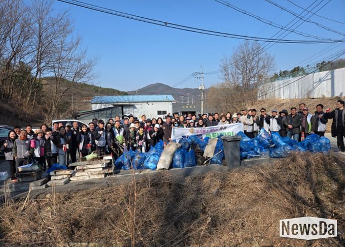 진접읍 이장협의회, 연평리 일대 ‘우리동네 새단장 쓰담데이’ 환경정화 활동 전개