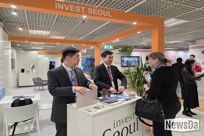 서울 홍보관을 찾은 투자자 대상 설명