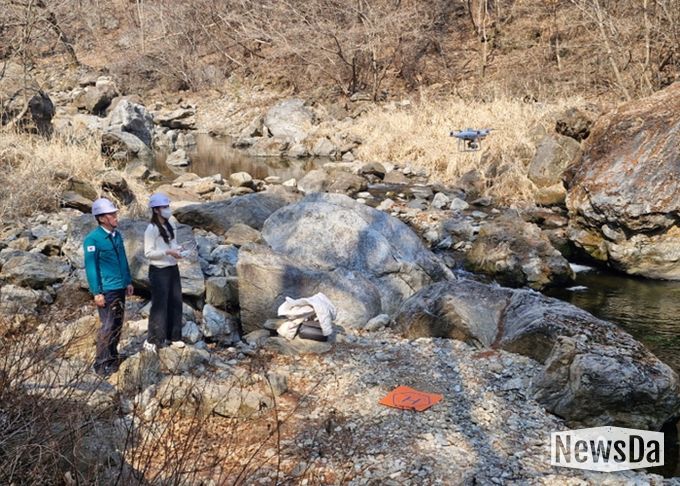 수동계곡 일대에서 드론 촬영을 진행 중인 김상수 부시장