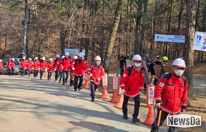 수원특례시, 유관기관 관계자들이 ‘2026년 산림재난(산불) 대응훈련’을 하고 있다.