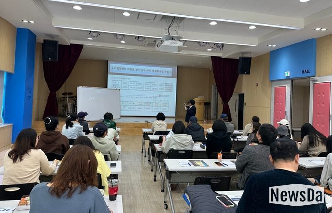 수원시 글로벌청소년드림센터가 ‘성인전환기 체류자격 설명회’를 개최하고 있다.