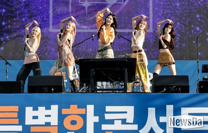 아이돌 그룹 이프아이가 21일 동탄여울공원에서 제26회 화성특례시민의날 기념 특별한 콘서트 시즌 2 첫 무대를 장식하고 있다