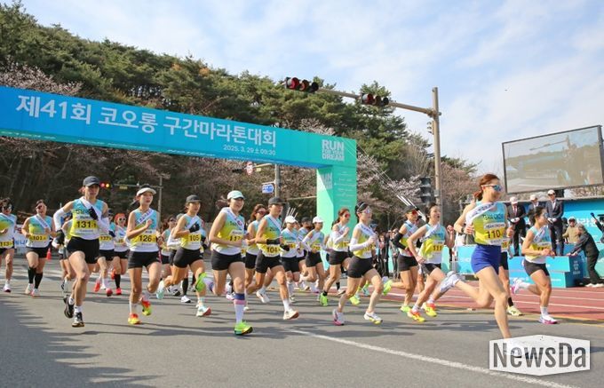 지난해 경주에서 열린 코오롱 구간마라톤대회에서 참가 선수들이 출발선을 통과하며 힘차게 달리고 있다.