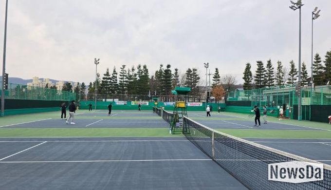 지난 21일부터 22일까지 열린 ‘제38회 밀양시 종별 테니스대회’에 참가한 동호인들이 밀양종합운동장 부속 테니스장에서 열띤 경기를 펼치고 있다.
