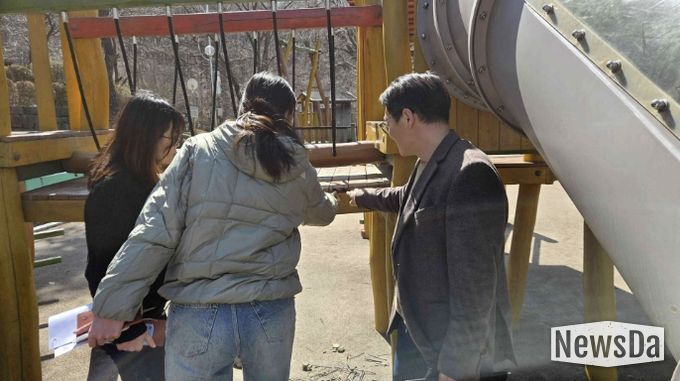 어린이 놀이시설 점검 모습