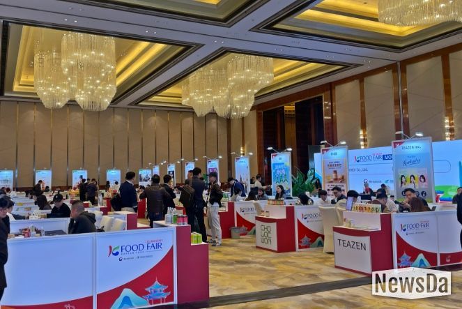 마케팅실 상해대표부가 ‘인천항 K-FOOD 무역상담회’에서 인천항을 통한 K-FOOD 수출 강점을 소개하고 있다