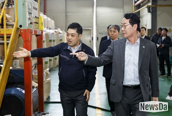 정명근 화성특례시장이 25일 관내 보온재 제조업체를 방문해 원재료 수급상황을 점검하고 있다.