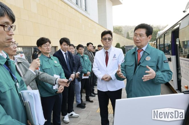 이상일 용인특례시장이 25일 '용인 동백 자율주행자동차 시범사업'을 앞두고 용인세브란스병원에서 차량에 시승하고 자율주행 체계와 안정성을 점검했다.