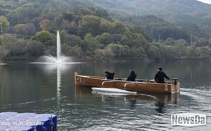마장호수에서 킹카누 운행중인 모습