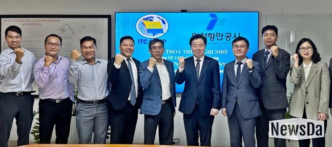 SP-ITC 터미널과 항만 협력 업무협약을 체결하고 기념사진을 촬영하고 있다.