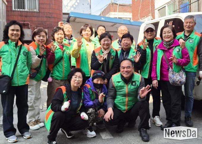 광명시 광명3동 행정복지센터는 지난 24일과 25일 양일간 쾌적하고 안전한 주거환경 조성을 위해 ‘2026년 봄맞이 대청소’를 실시했다.