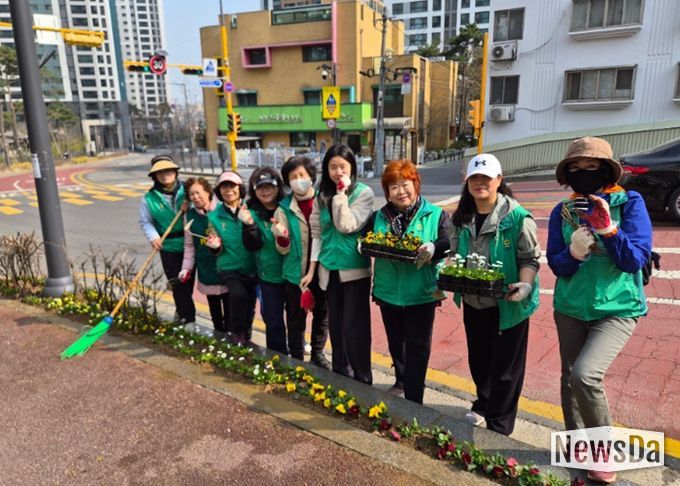 광명시 광명7동 새마을부녀회가 26일 쾌적하고 아름다운 마을 환경을 조성하기 위해 ‘시민참여 꽃심기 운동’에 나섰다.