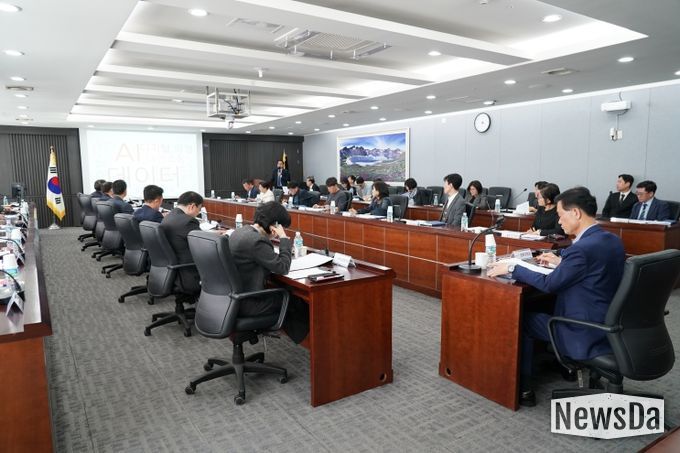 성북구 관계자들이 ‘성북형 AI 모델 개발 및 추진전략 수립 용역 착수보고회’에 참석해 AI 행정 도입 방향을 공유하고 있다.