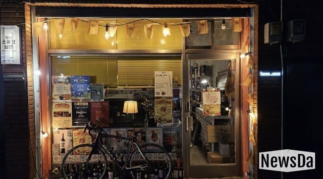 스페인삼촌 전경, 주황색등이 아늑한 분위기를 낸다.