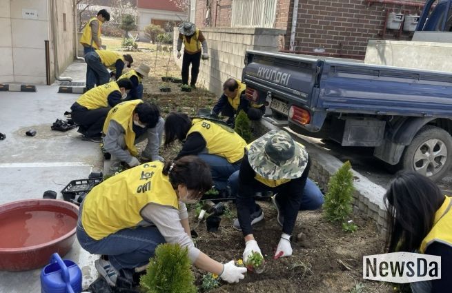 수원시 장안구 새마을지도자영화동협의회, ‘별무리 손바닥 정원’봄맞이 새 단장