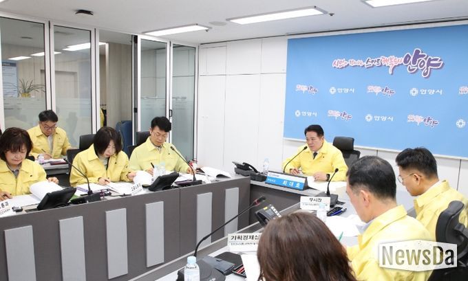 안양시가 26년 3월 12일 시청 8층 재난안전상황실에서 중동사태 비상경제점검회의를 개최하고 있다