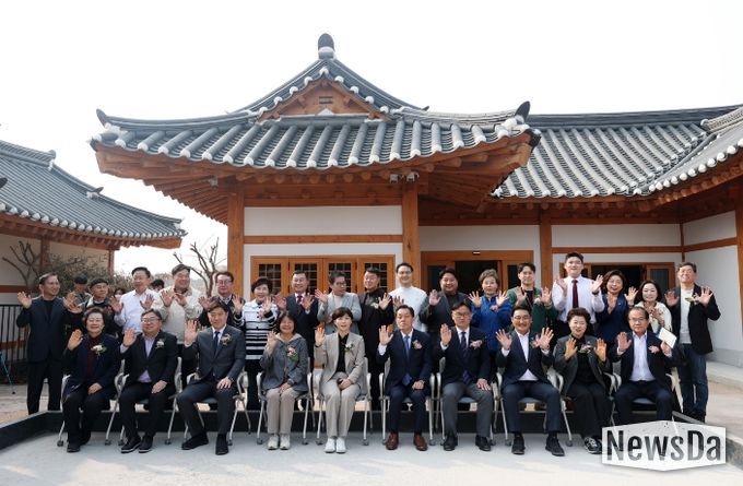 장미영 수원특례시의회 문화체육교육위원장을 비롯한 참석자들이 ‘남수헌’ 개관식 후 기념촬영을 하고 있다.