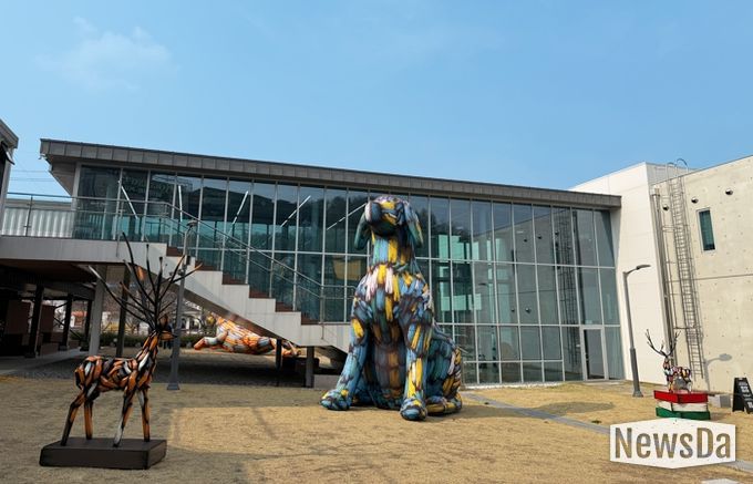 “구미문화재단,‘낭만 잇-는 거리’ 수놓는 김우진 작가 야외 전시 개최”