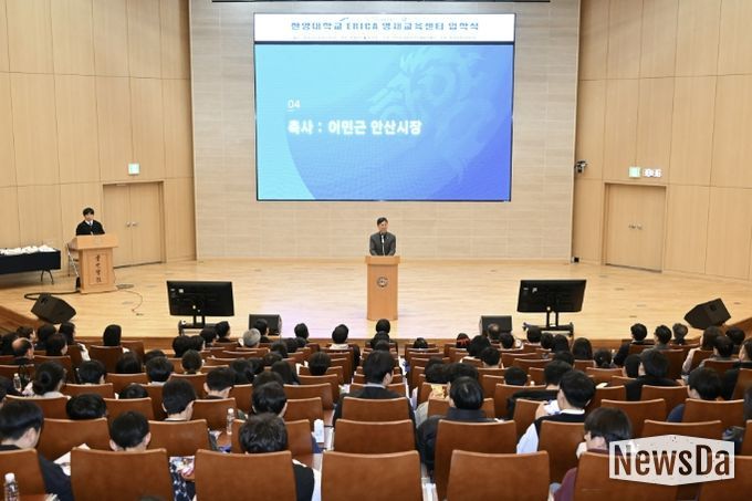 이민근 안산시장이 28일 한양대학교 ERICA 컨퍼런스홀에서 진행된 '2026학년도 한양대 ERICA 영재교육센터 입학식'에서 인사 발언을 하고 있다.