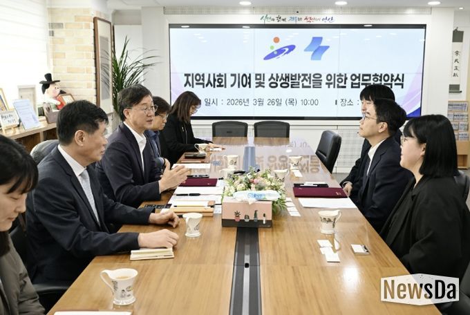 이민근 안산시장(왼쪽 세번째)이 26일 안산시청에서 (주)쏘카 관계자와 '지역사회 기여 및 상생발전 업무협약'을 진행하고 있다.