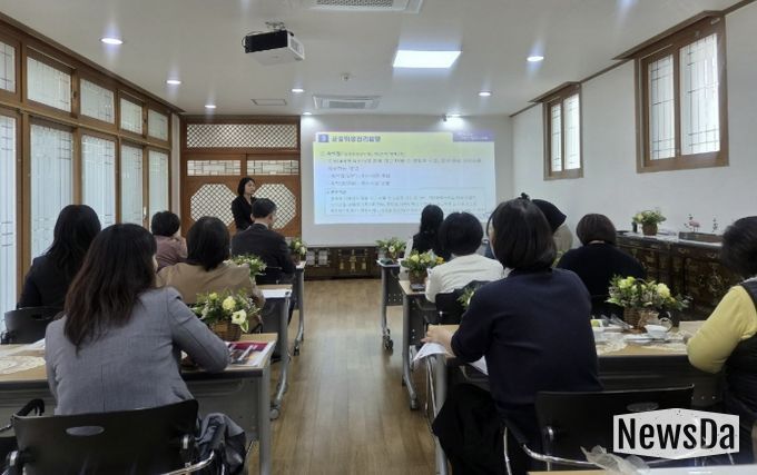 명예공중위생감시원들이 27일 안산시행복예절관에서 직무교육을 듣고 있다.