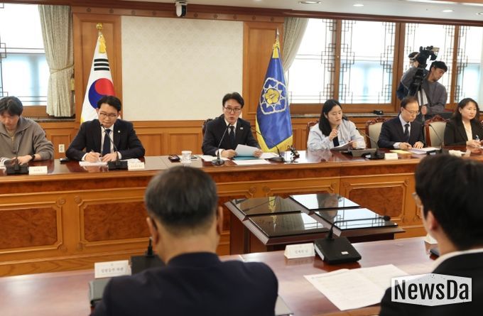 김민석 국무총리가 30일 세종대로 정부서울청사에서 열린 반려동물 정책위원회를 주재하고 있다.(국무조정실)