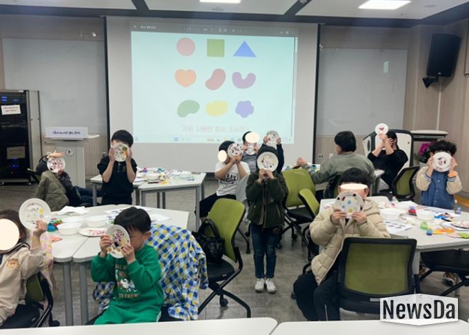 지난 30일 평생학습원에서 드림스타트 아동 13명과 함께 '나만의 그릇 만들기' 원데이 클래스가 진행 중이다.