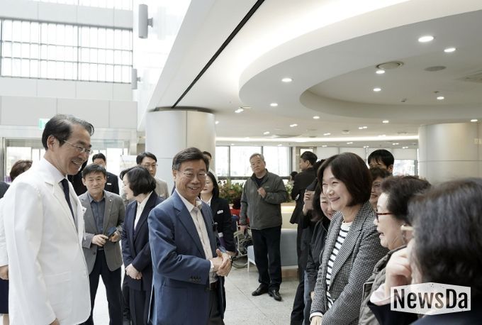 신상진 성남시장이 31일 성남시의료원을 방문해 내방 환자와 가족들을 만나 이야기 나누고 있다.