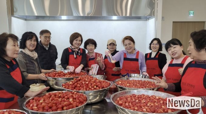 수원시 권선구 서둔동에 찾아온 달콤한 봄, 주민과 함께한 '딸기마을 딸기청 만들기'