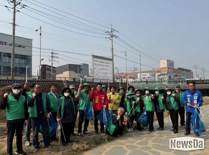 안성시 안성3동 새마을 남·녀협의회, 상춘객 맞이 금석천 환경정화 실시