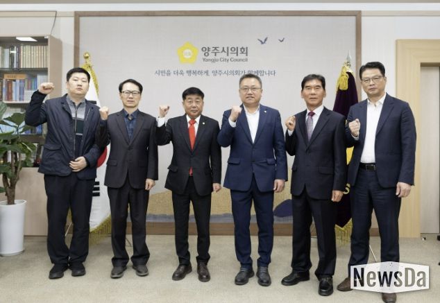 윤창철 양주시의회 의장이 정현호 결산검사 대표위원을 비롯한 결산검사 위원들과 함께 기념촬영을 하고 있다. 왼쪽부터 권태희 위원, 박건국 위원, 윤창철 의장, 정현호 대표위원, 백운찬 위원, 지후식 위원.