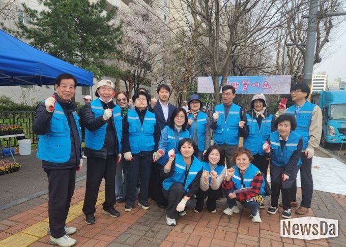 광명시 철산3동 주민자치회는 1일 봄을 맞아 2026년 주민자치 마을사업인 ‘테마잇길’의 두 번째 사업으로 ‘꽃길’을 조성했다.