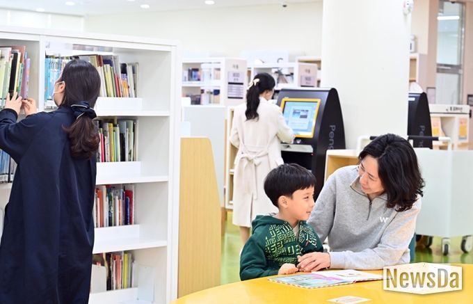 지난해 미사도서관을 방문한 엄마와 아이가 함께 책을 읽으며 즐거운 시간을 보내고 있는 모습.