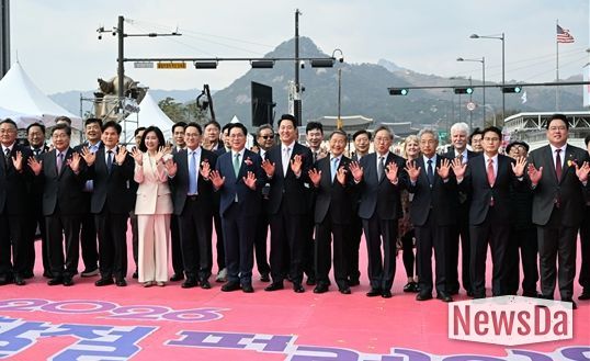 오세훈 서울시장이 4일(토), ‘2026년 부활절 퍼레이드’에서 참석자들과 기념 촬영하고 있다.