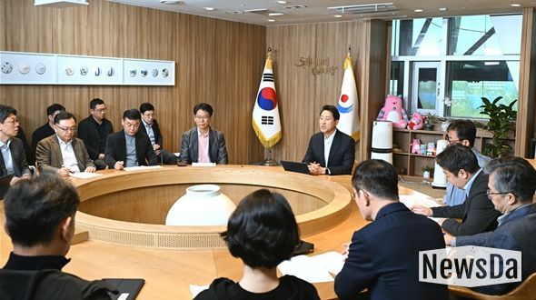 오세훈 서울시장이 5일(일) 오전 집무실에서 중동사태 장기화로 인한 서울시민 생활 불안 감소와 생계 안정화 대책 점검을 위한 「중동상황 관련 비상경제대책회의」를 주재하고 있다.