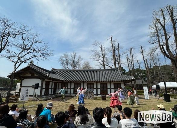 봄 벚꽃과 함께한 공연 ‘옹칼의 비밀’
