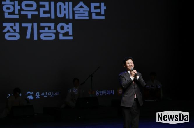 이상일 용인특례시장이 5일 수지구 용인평생학습관 큰어울마당에서 열린 ‘한우리예술단 정기공연’에서 인사말을 하고 있다
