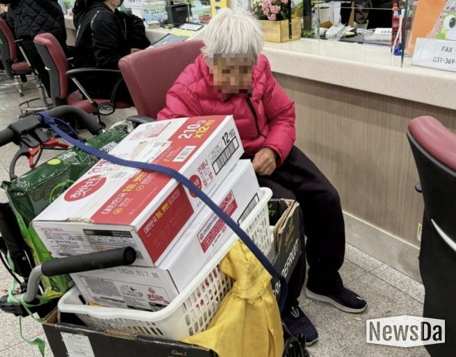 수원시 팔달구 화서1동, 익명의 기부자 온정 전해… 취약계층 어르신 위한 식료품 기부