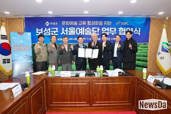 보성군, 서울예술단 ‘청사초롱 불 밝혀라’ 공연 협약 체결_보성군과 서울예술단이 창작가무극 ‘청사초롱 불 밝혀라’의 공연 개최를 위한 업무협약을 체결했다(왼쪽에서 네 번째_보성군 부군수 이상철, 다섯 번째_서울예술단 단장 류상록)