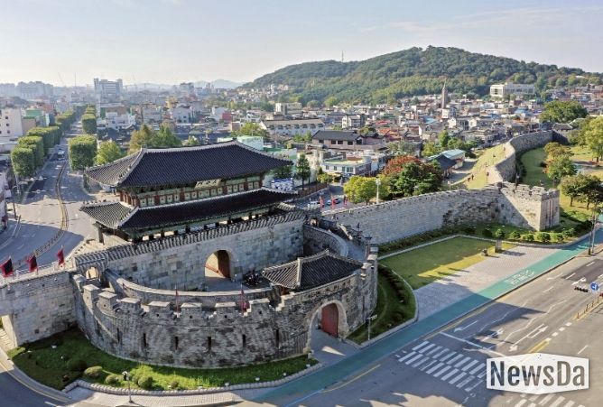 수원화성 중 보물로 지정된 장안문 전경.