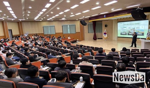 4. 7. 전라남도교육청 창의융합교육원 대강당에서 선거연수원 장성훈 전임교수가 교원 168명을 대상으로 순회 선거교육 특강을 진행하고 있다.(중앙선관위)