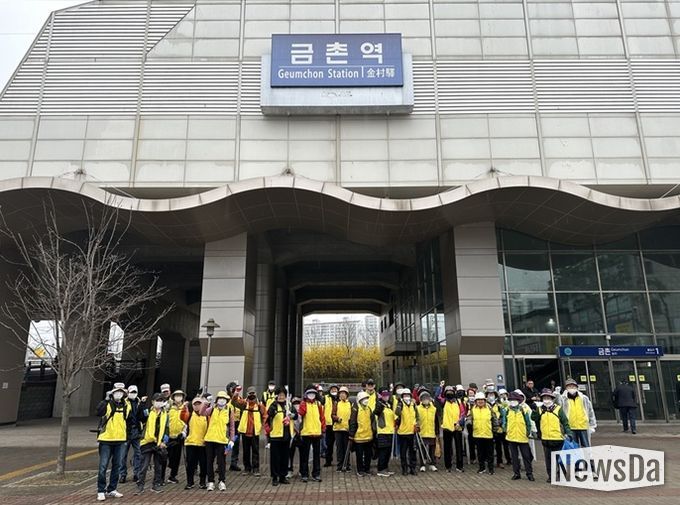 파주시 금촌1동, 노인일자리 참여 어르신 불법 전단지 집중 정비 실시