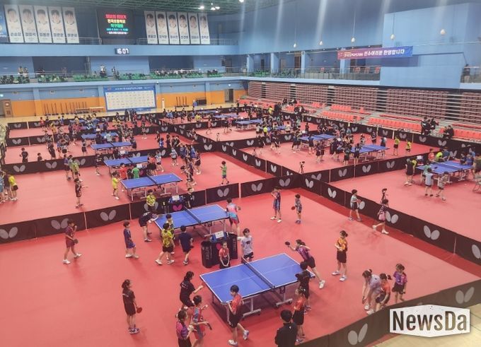 7일 밀양시배드민턴경기장에서 ‘제52회 회장기 전국초등학교 탁구대회’ 개막을 앞두고 참가 선수들이 연습에 매진하고 있다.