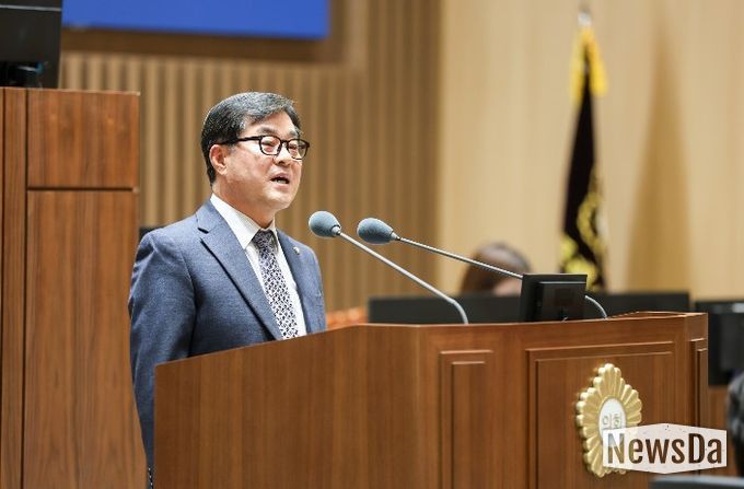 이재형 수원특례시의회 의원이 8일 제400회 임시회 제2차 본회의에서 5분 자유발언을 하고 있다.